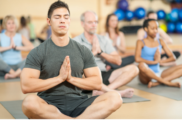 Muitas pessoas estão descobrindo que a prática de yoga pode ser uma ferramenta eficaz para lidar com problemas de saúde mental, como ansiedade e depressão. Neste artigo, você pode explorar os benefícios do yoga para a saúde mental, explicar como a prática ajuda a aliviar sintomas de estresse e ansiedade, e oferecer dicas práticas para quem deseja usar o yoga como uma forma de cuidado pessoal.